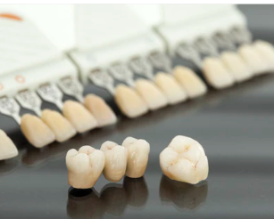 19歲女仔將汽水當成水飲用，一年之後竟然啱啱蛀爛晒牙齒