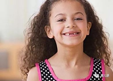 小朋友到咗換牙期，家長多給孩子喫著幾種食物，避免孩子恆牙長歪！